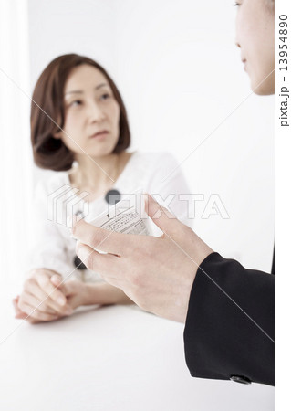 化粧品を試す二人のミドル女性 13954890