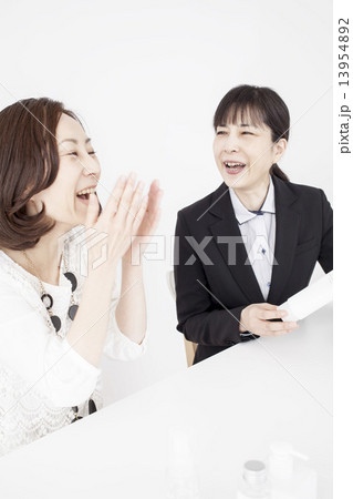 化粧品を試す二人のミドル女性 化粧品を試す二人のミドル女性 13954892