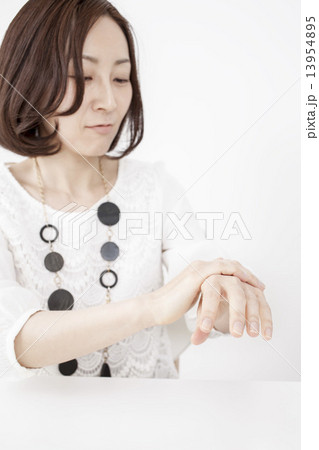化粧品を試す女性 13954895