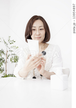 化粧品を試す女性 13954897