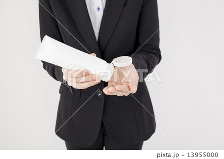 化粧品を勧めるジャケットの女性 化粧品を勧めるジャケットの女性 13955000