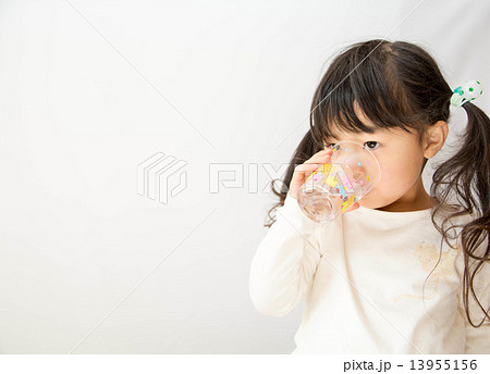 コップで水を飲む女の子 コップで水を飲む女の子 13955156