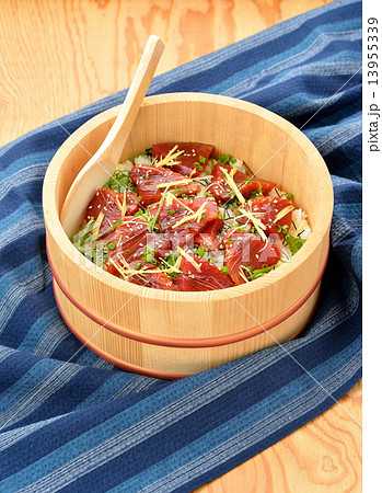 てこね寿司風（カツオ刺身しょうゆ漬け）イメージ。ぱぱ〜んアレンジのオリジナル創作料理。 13955339