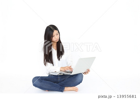 代日本人女性あぐらでパソコンの写真素材