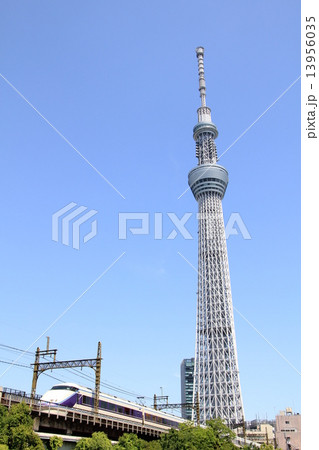 東京スカイツリーと京成スカイライナー 13956035