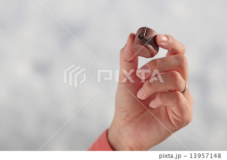 チョコレートを持つ手 チョコレートを持つ手 13957148
