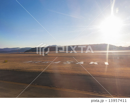 長崎空港の滑走路と花文字山 13957411