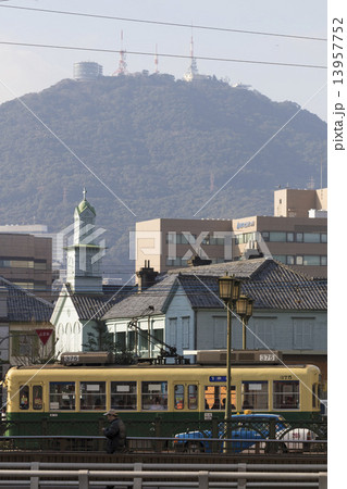 稲佐山と旧出島神学校と路面電車 13957752