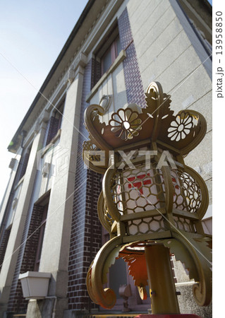 ポストの上の山鹿灯籠 13958850