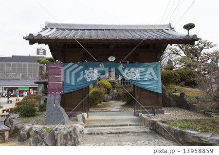 薬師堂の三門 13958859