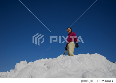 除雪をする男性 除雪をする男性 13958883