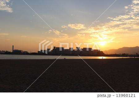 西宮浜から見た芦屋の夕陽 13960121