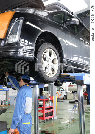 オイル交換 リフトアップ 自動車整備の写真素材