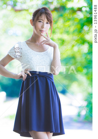 緑と女性 13961488