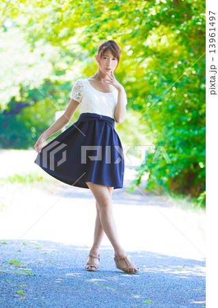 緑と女性 13961497