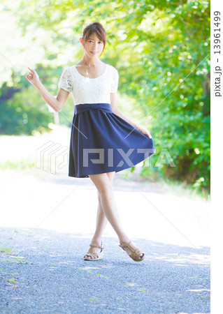 緑と女性の写真素材
