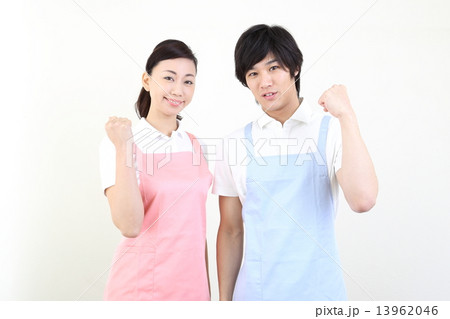 エプロンをした若い男性と女性 エプロンをした若い男性と女性 13962046