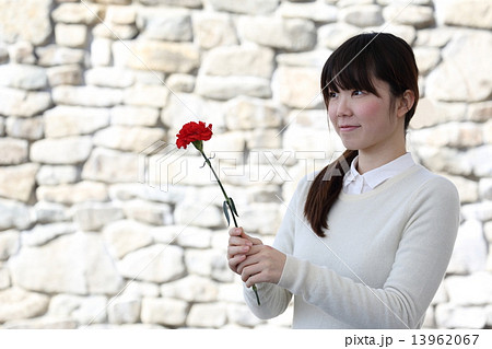 カーネーションを持つ日本人女性 カーネーションを持つ日本人女性 13962067