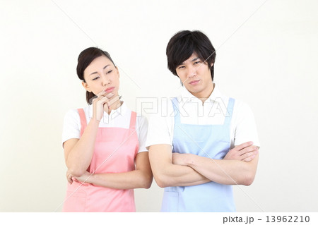 エプロンをした若い男性と女性 13962210
