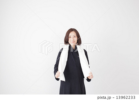ガウン姿のミドル女性 13962233