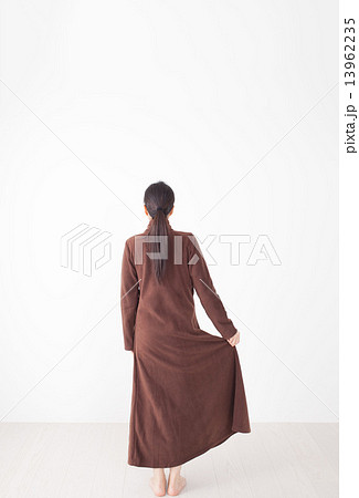 ガウン姿のミドル女性 13962235
