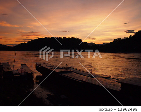 夕暮れのメコン川（ラオス・ルアンパバーン） 13962498