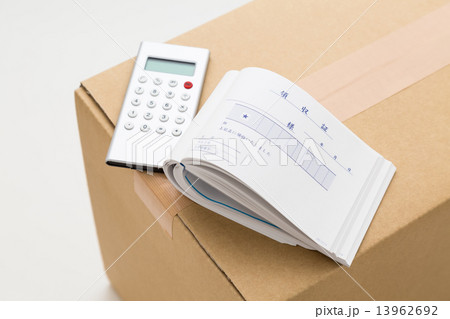領収書と段ボールと電卓 領収書と段ボールと電卓 13962692