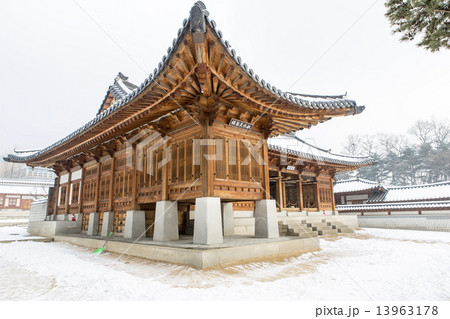 beautiful gyeongbok palace in soul, south korea - under snow, winter 13963178