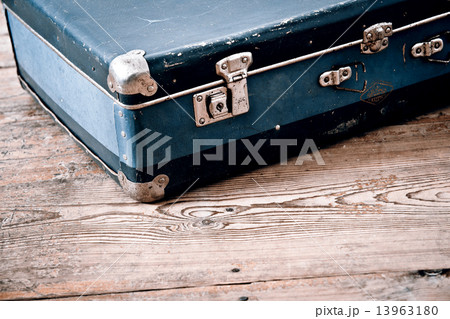 old suitcase 13963180