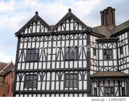 Tudor building 13963605
