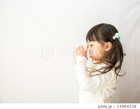 コップで水を飲む女の子 13964238