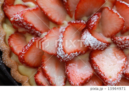 イチゴたっぷり手作りのデコレーションカスタードタルト イチゴたっぷり手作りのデコレーションカスタードタルト 13964971