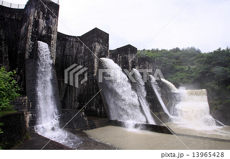 香川県観音寺市大野原町、国重文「豊稔池堰堤」放水 香川県観音寺市大野原町、国重文「豊稔池堰堤」放水 13965428