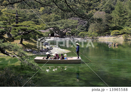特別名勝「栗林公園」南湖を周遊する観光の和船(左に天女嶋、中央に掬月亭と根上り五葉松、右に仙磯が見える) 特別名勝「栗林公園」南湖を周遊する観光の和船(左に天女嶋、中央に掬月亭と根上り五葉松、右に仙磯が見える) 13965588