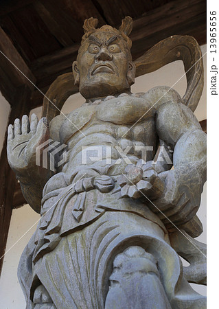 四国霊場第72番札所「曼荼羅寺」仁王門の金剛力士像（吽形） 13965656