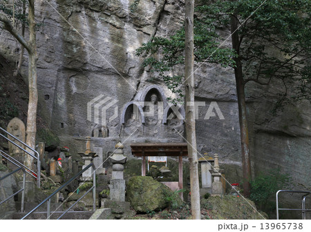 四国霊場第71番札所「弥谷寺」阿弥陀三尊磨崖仏 四国霊場第71番札所「弥谷寺」阿弥陀三尊磨崖仏 13965738