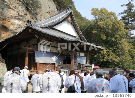 四国霊場第71番札所「弥谷寺」本堂とお遍路さん 四国霊場第71番札所「弥谷寺」本堂とお遍路さん 13965740