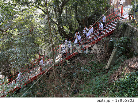 四国霊場第71番札所「弥谷寺」大師堂から「百八階段」を下りるお遍路さん 13965802