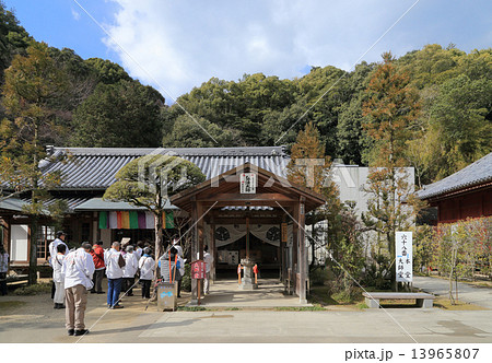 四国霊場第68番札所「神恵院」大師堂にお参りするお遍路さん 13965807