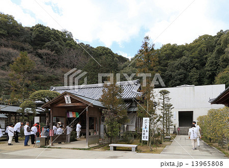 四国霊場第68番札所「神恵院」（右）本堂、（左）大師堂 13965808