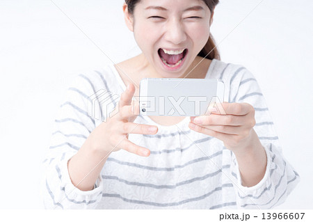 スマートフォン(若い女性) スマートフォン(若い女性) 13966607