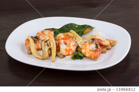 Shrimp and corn salad 13966812