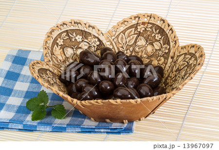 Almond in chocolate 13967097