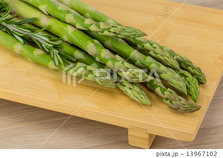 Raw asparagus Raw asparagus 13967102