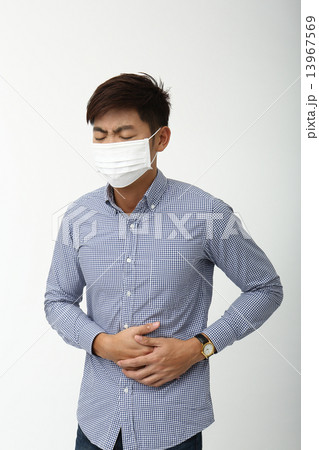 腹痛のアジア人男性 腹痛のアジア人男性 13967569