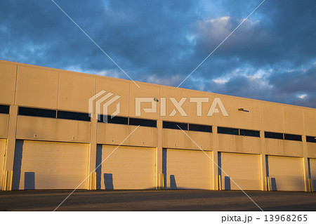 Loading docks 13968265