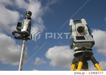 Robotic station with a prism pole 13968777