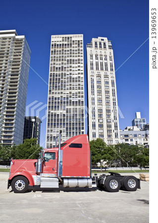 Truck om downtown Chicago 13969653