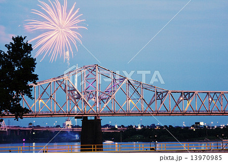 Fireworks by Ohio River iby Kentucky/Indiana border 13970985