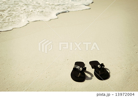 Black flip flops with shells 13972004